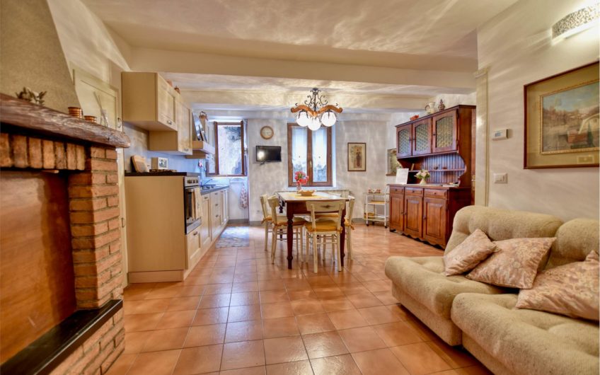 CLAINO CON OSTENO Casa indipendente nel Borgo storico