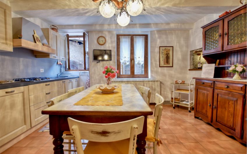 CLAINO CON OSTENO Casa indipendente nel Borgo storico