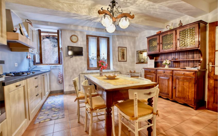 CLAINO CON OSTENO Casa indipendente nel Borgo storico