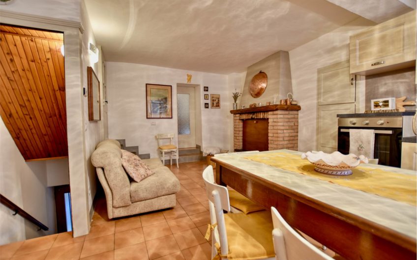 CLAINO CON OSTENO Casa indipendente nel Borgo storico