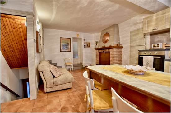CLAINO CON OSTENO Casa indipendente nel Borgo storico