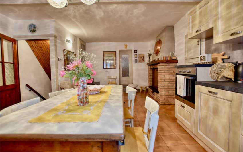 CLAINO CON OSTENO Casa indipendente nel Borgo storico