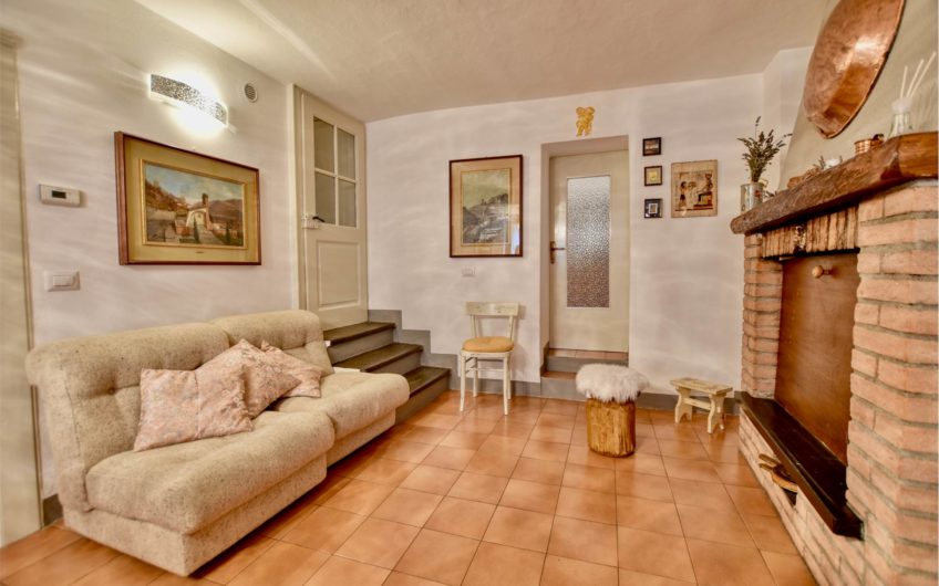 CLAINO CON OSTENO Casa indipendente nel Borgo storico