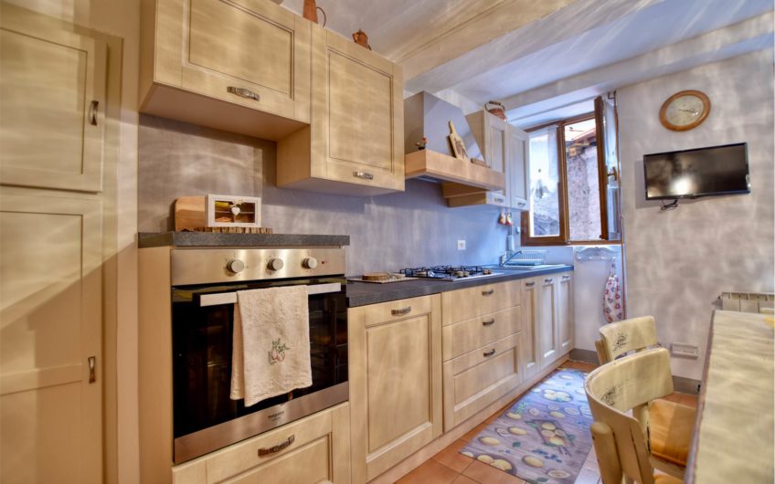 CLAINO CON OSTENO Casa indipendente nel Borgo storico