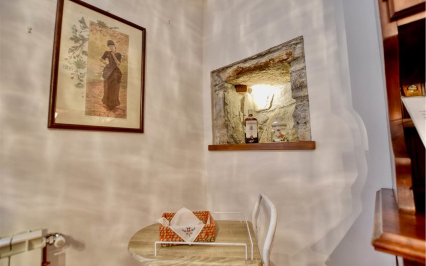 CLAINO CON OSTENO Casa indipendente nel Borgo storico