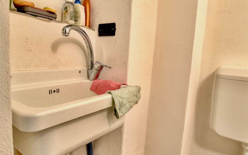 CLAINO CON OSTENO Casa indipendente nel Borgo storico