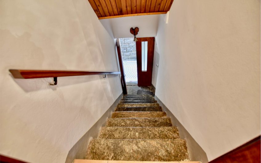 CLAINO CON OSTENO Casa indipendente nel Borgo storico