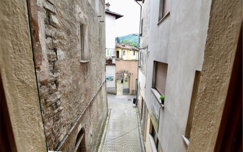 CLAINO CON OSTENO Casa indipendente nel Borgo storico