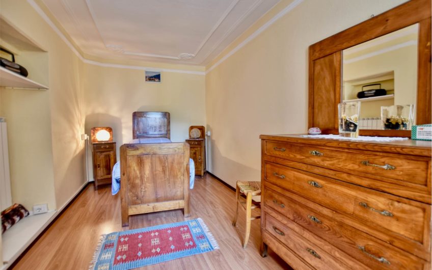 CLAINO CON OSTENO Casa indipendente nel Borgo storico