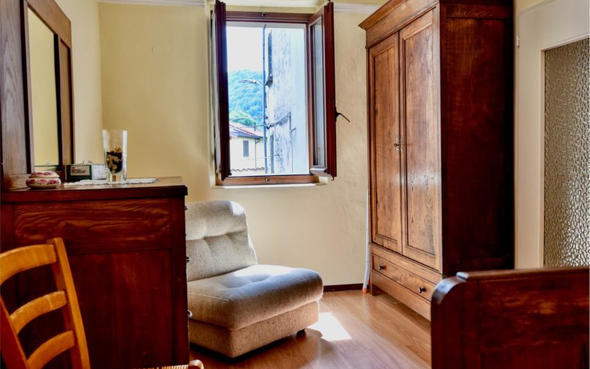 CLAINO CON OSTENO Casa indipendente nel Borgo storico