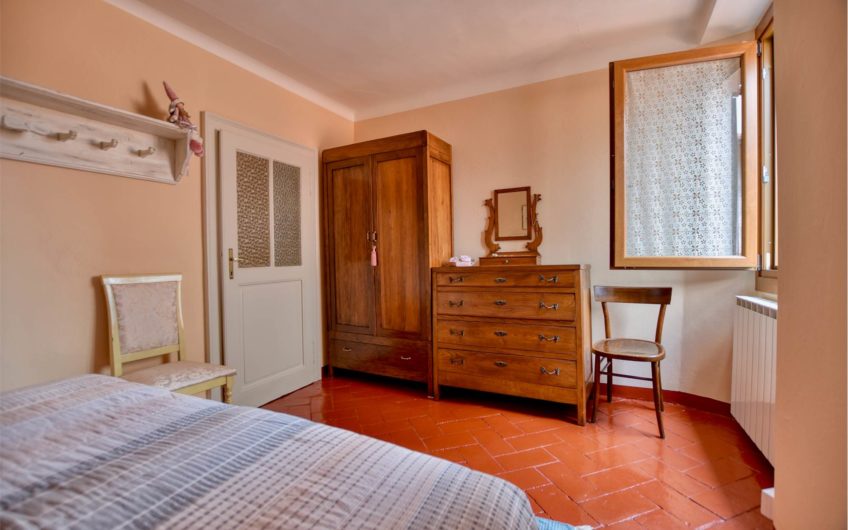 CLAINO CON OSTENO Casa indipendente nel Borgo storico