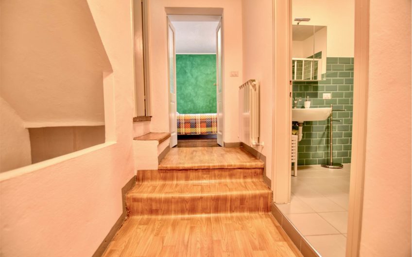 CLAINO CON OSTENO Casa indipendente nel Borgo storico
