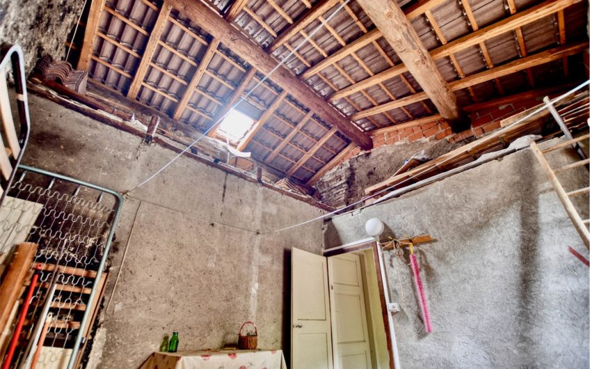 CLAINO CON OSTENO Casa indipendente nel Borgo storico