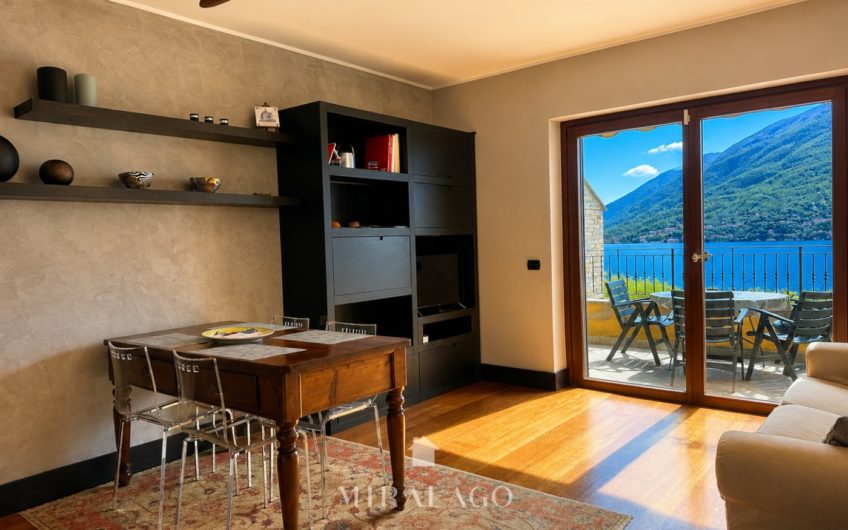 DERVIO Trilocale con terrazza vista lago e box