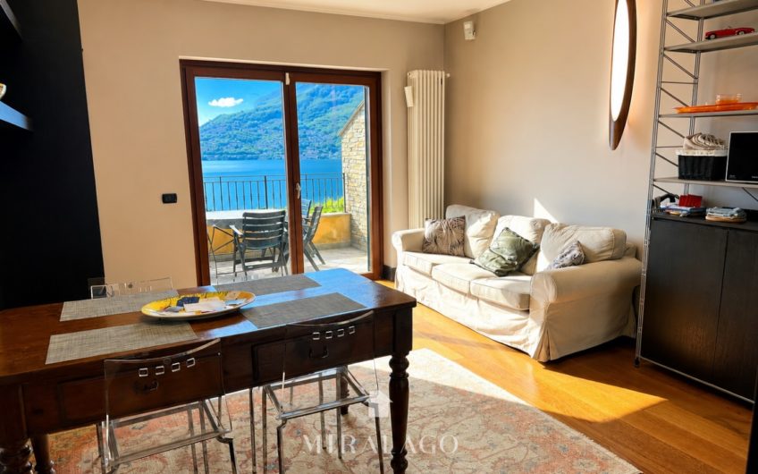 DERVIO Trilocale con terrazza vista lago e box