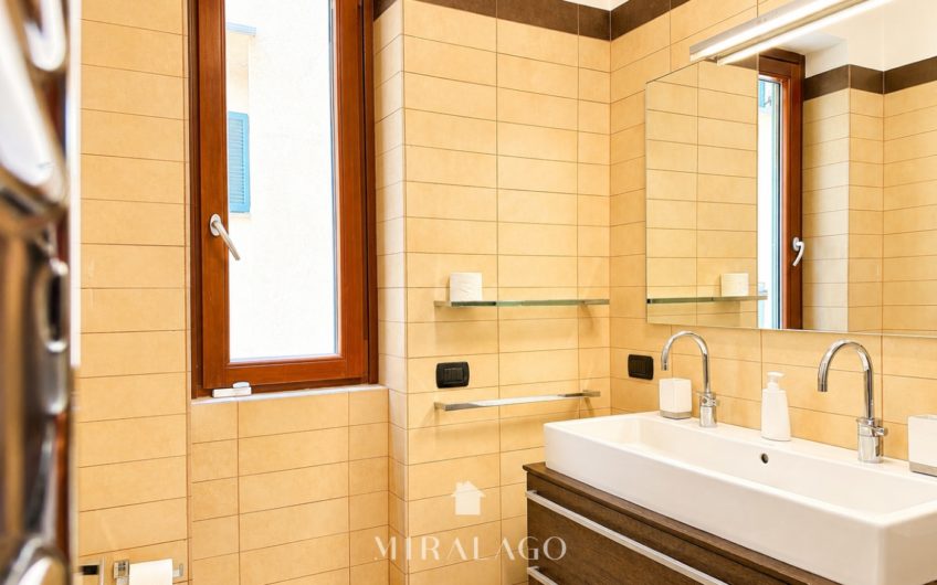 DERVIO Trilocale con terrazza vista lago e box