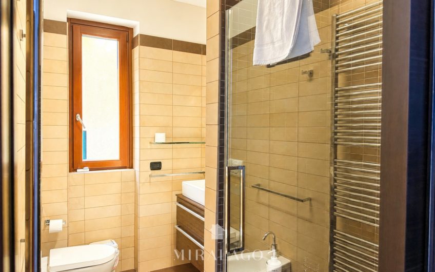 DERVIO Trilocale con terrazza vista lago e box