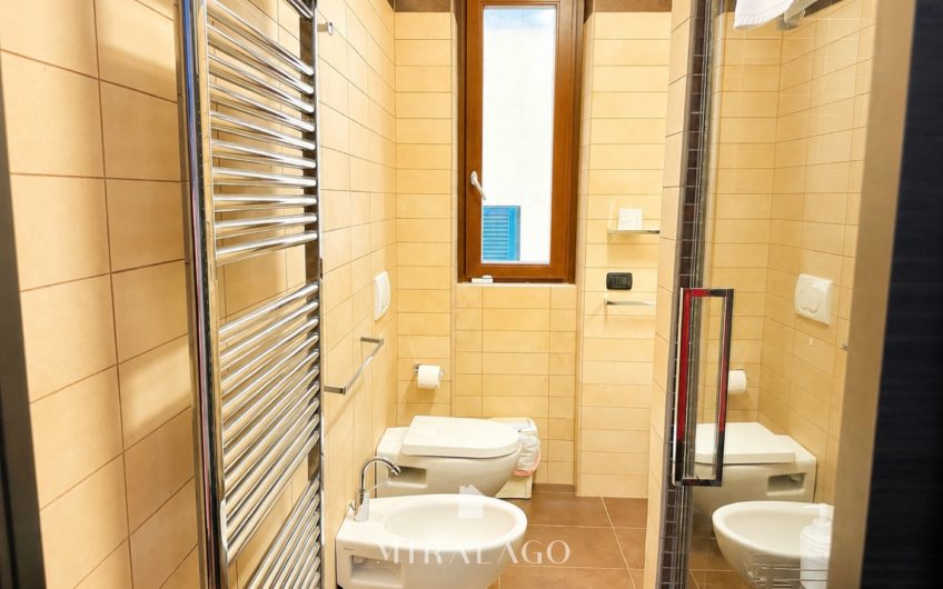 DERVIO Trilocale con terrazza vista lago e box