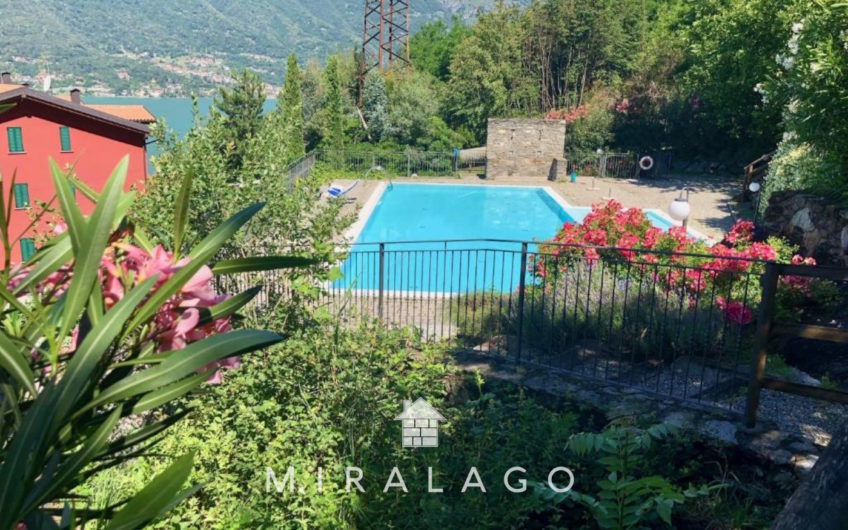 DERVIO Trilocale con terrazza vista lago e box