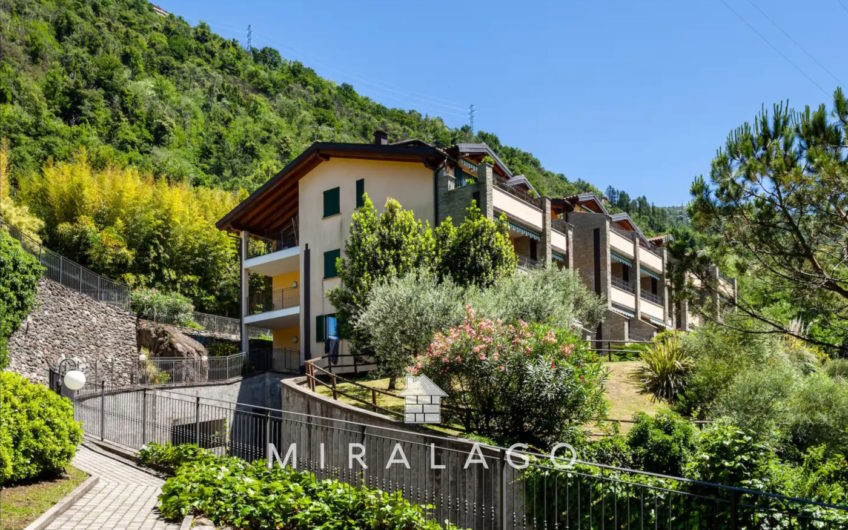DERVIO Trilocale con terrazza vista lago e box