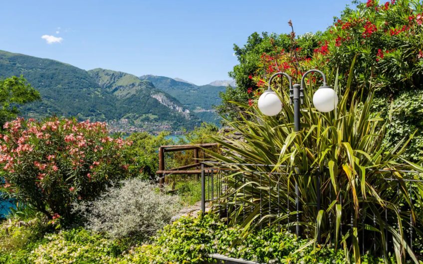 DERVIO Trilocale con terrazza vista lago e box