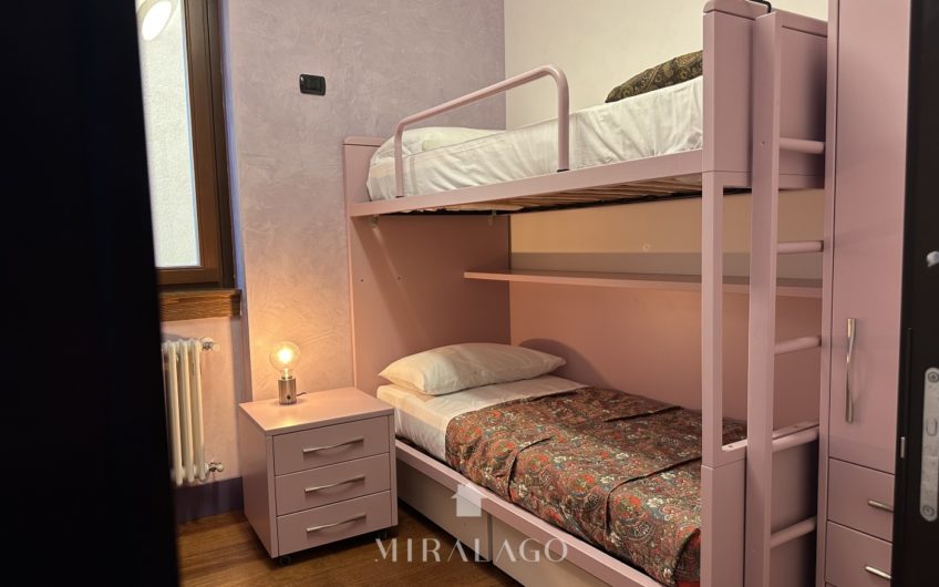 DERVIO Trilocale con terrazza vista lago e box