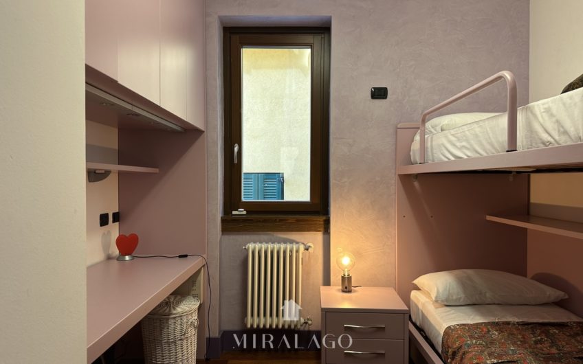 DERVIO Trilocale con terrazza vista lago e box