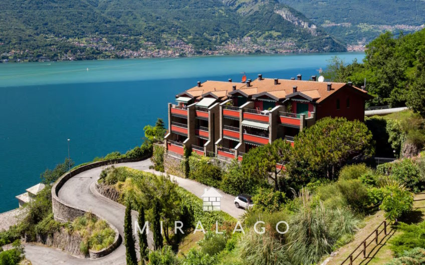 DERVIO Trilocale con terrazza vista lago e box