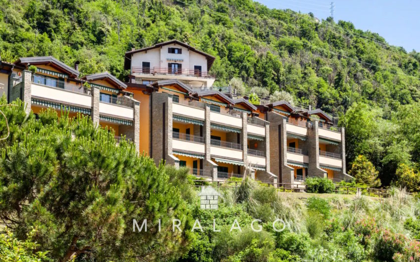 DERVIO Trilocale con terrazza vista lago e box