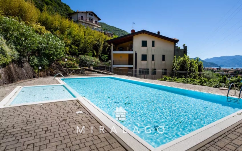 DERVIO Trilocale con terrazza vista lago e box