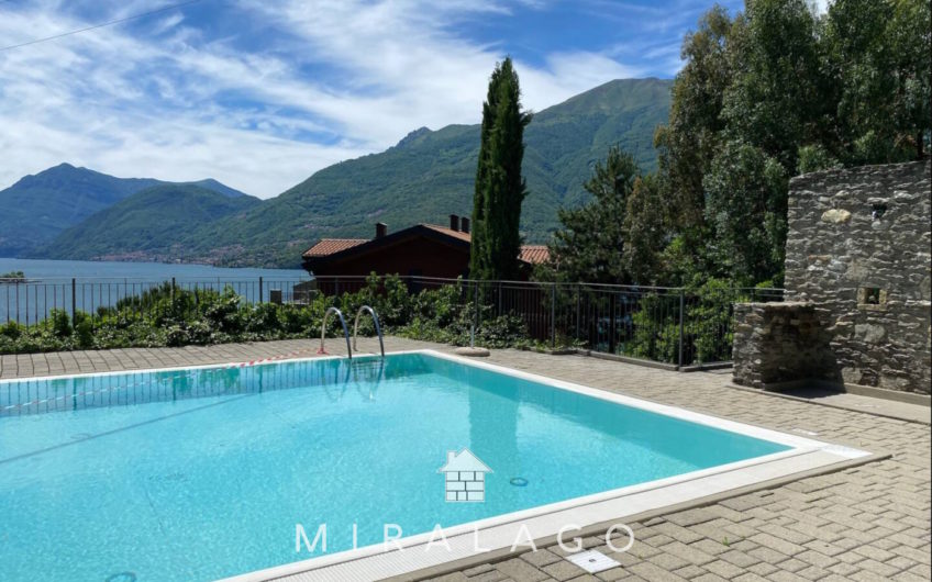 DERVIO Trilocale con terrazza vista lago e box